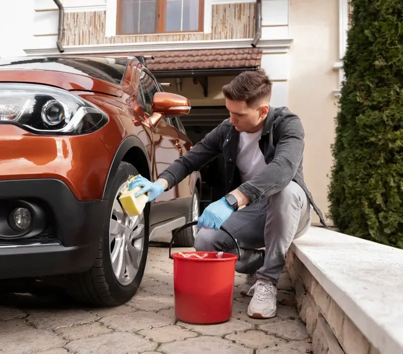 Lavage auto à domicile Le Montsaugeonnais : professionnel intervenant sur un véhicule